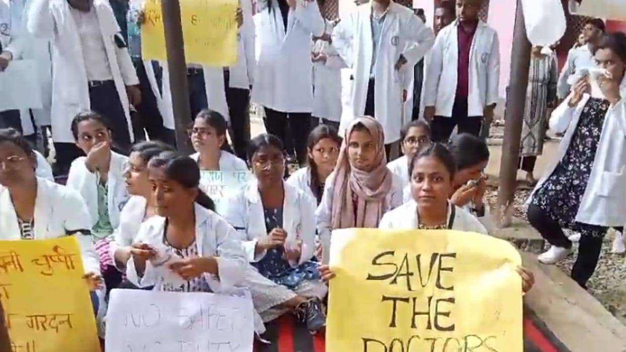 Kolkata doctor murder case Eight students fainted due to protesting in Mirzapur