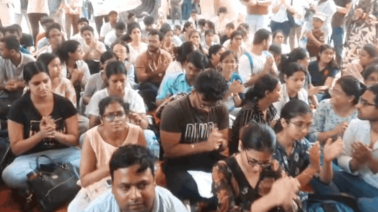 Doctor Strike Photos Delhi-NCR come out on streets demanding safety see photos