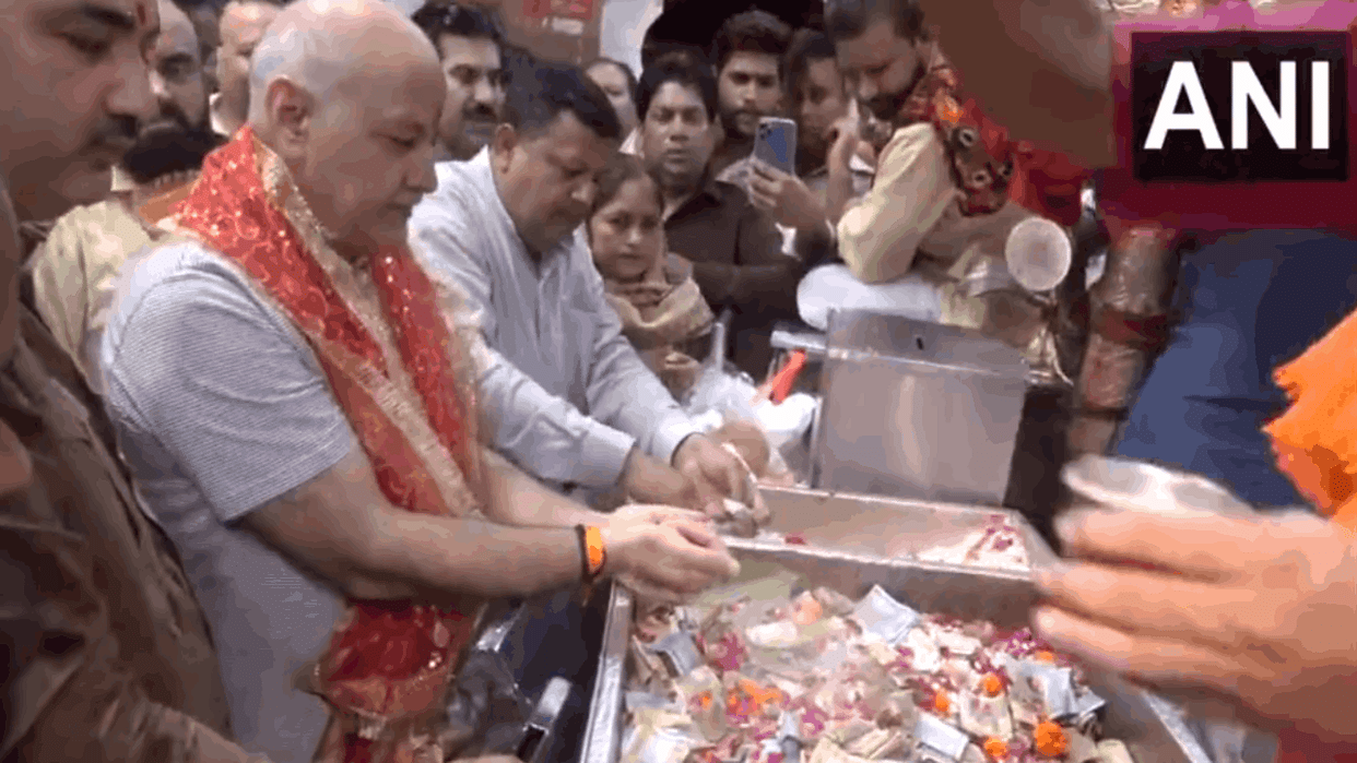 Manish Sisodia Padyatra Live update today offers prayers at Kalkaji Temple