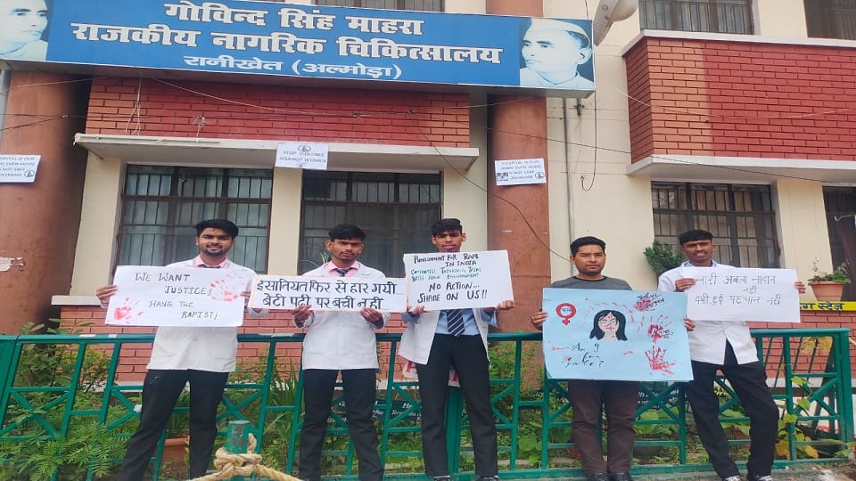 Uttarakhand Doctors protest against the misdeed and murder of a female doctor in Kolkata