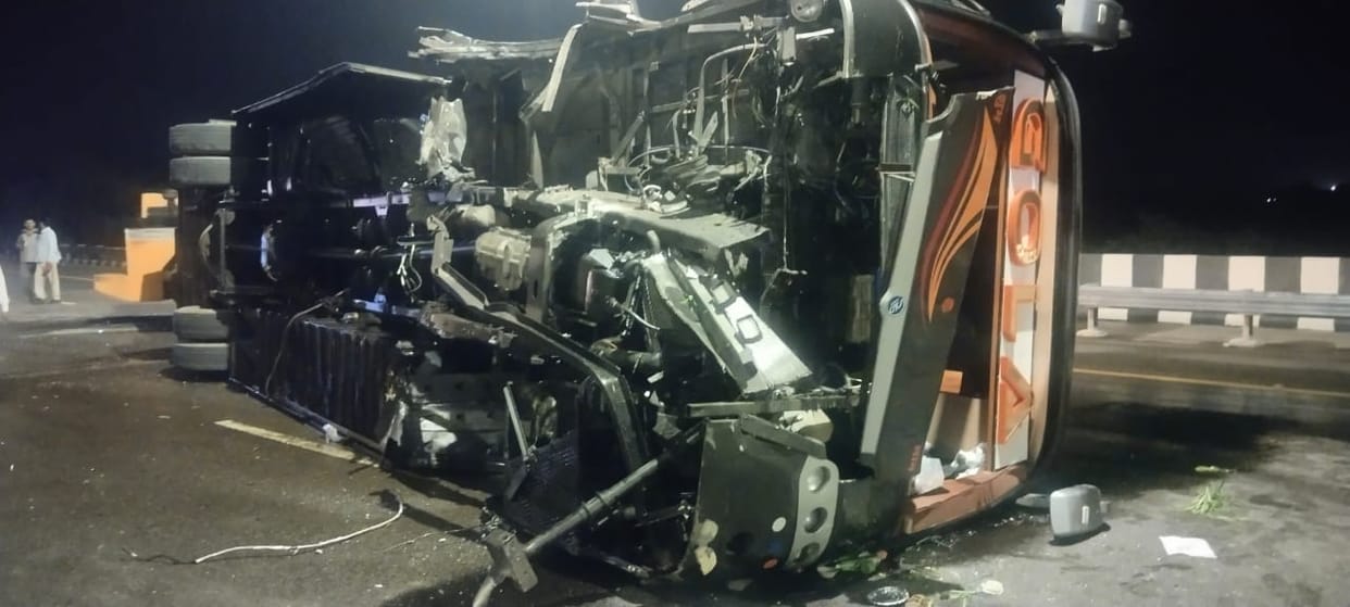Kannauj Accident, Sleeper bus overturned after hitting divider on expressway, 17 injured, admitted to Hospital