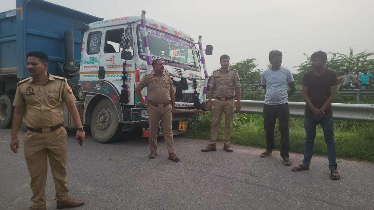 Hamirpur Accident, Dumper trampled bike riders, two youths died a painful death, bodies dragged for 50 meters
