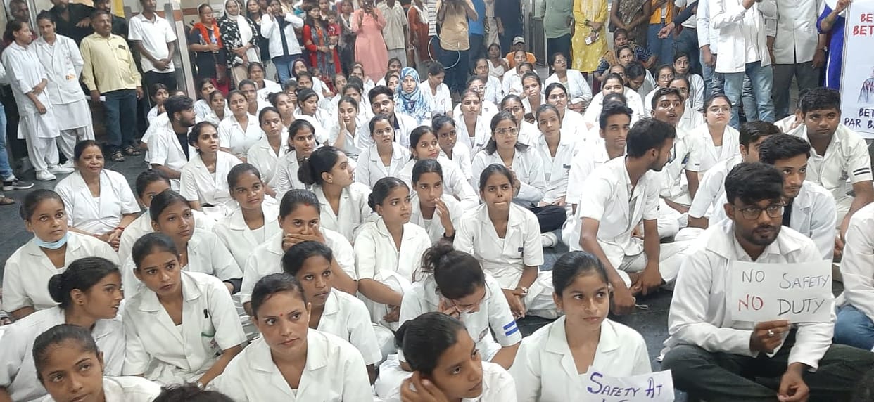 UP News: Protest of doctors over rape and murder of  junior doctor in Kolkata.