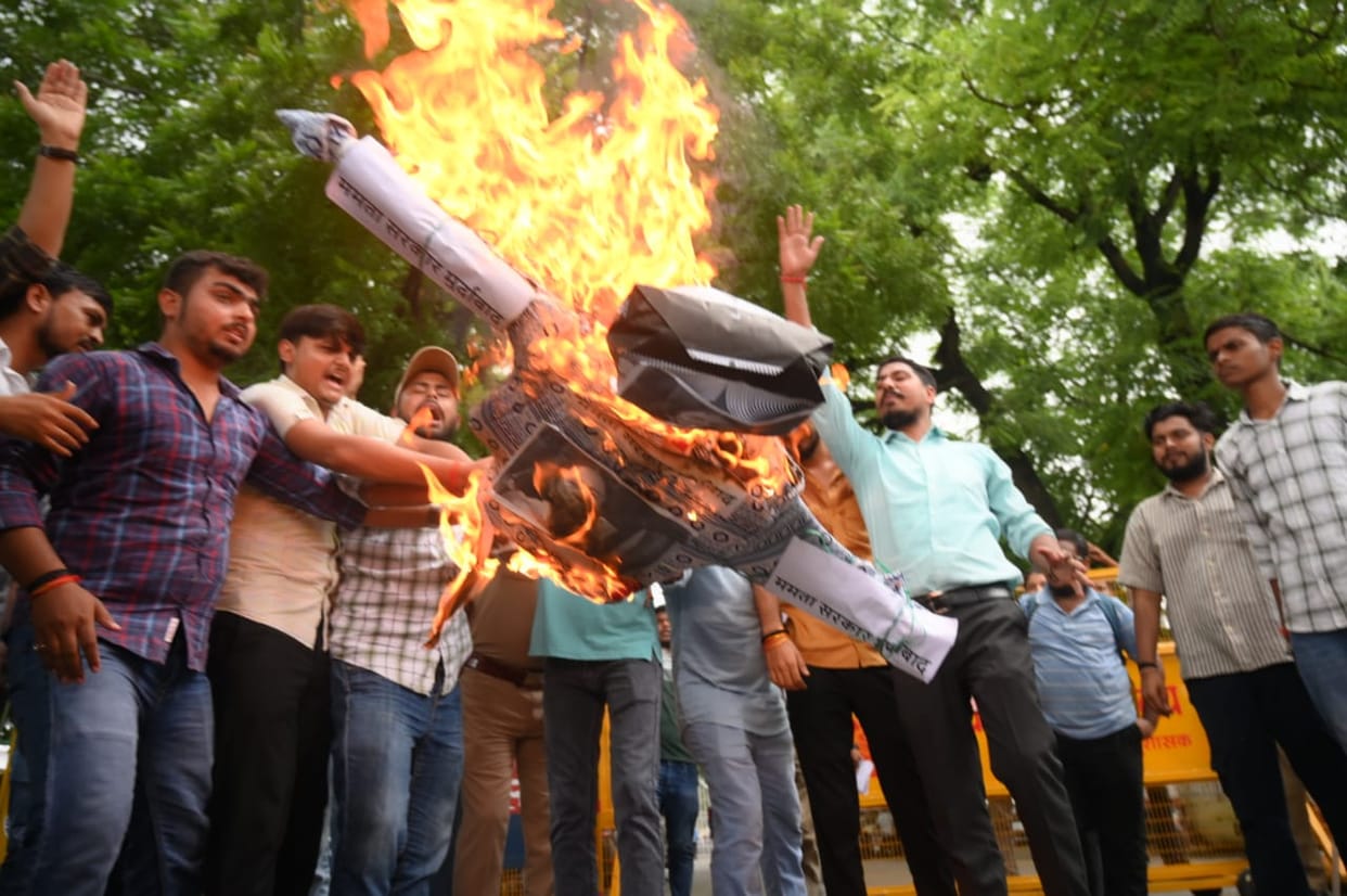 ABVP activists burned the effigy of West Bengal CM Mamta banerjee in Lucknow University.