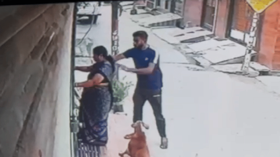Muzaffarnagar: Chain looted from woman returning from morning walk, incident captured in CCTV