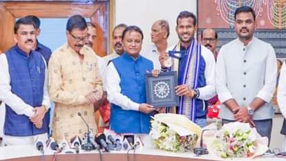 मुख्यमंत्री के साथ अमित रोहिदास