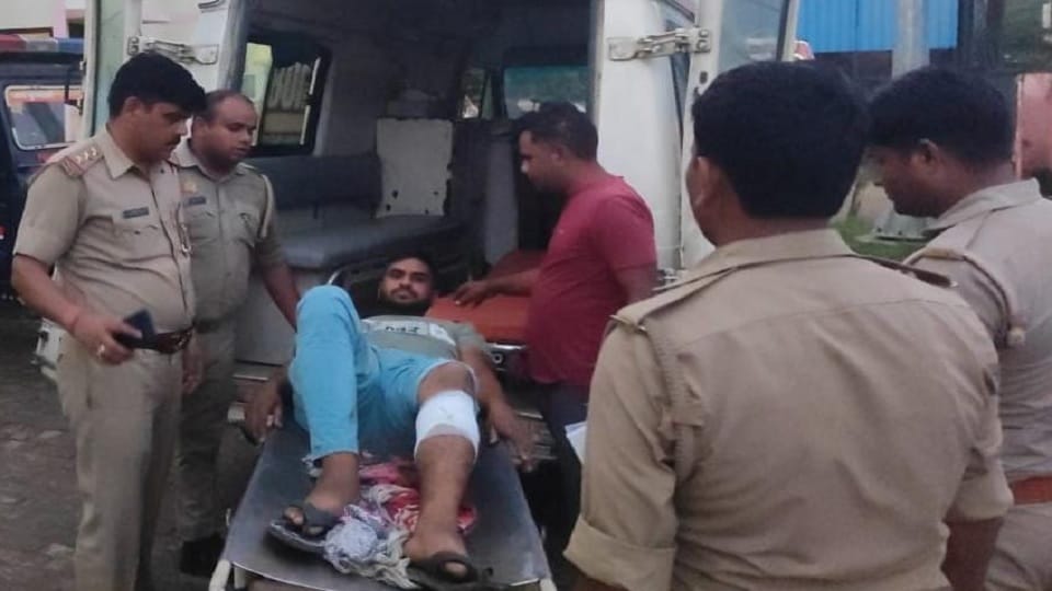 Encounter in Moradabad: Police clash with animal smugglers... One accused got shot in the leg, constable also