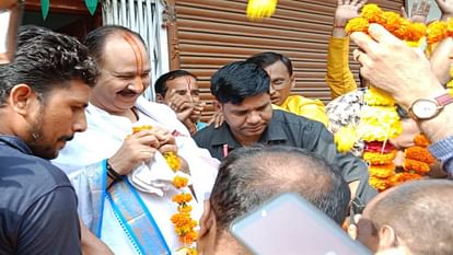 Flood of Shiva devotees in Sehore pictures of five lakh devotees in 11 KM long Kanwar Yatra