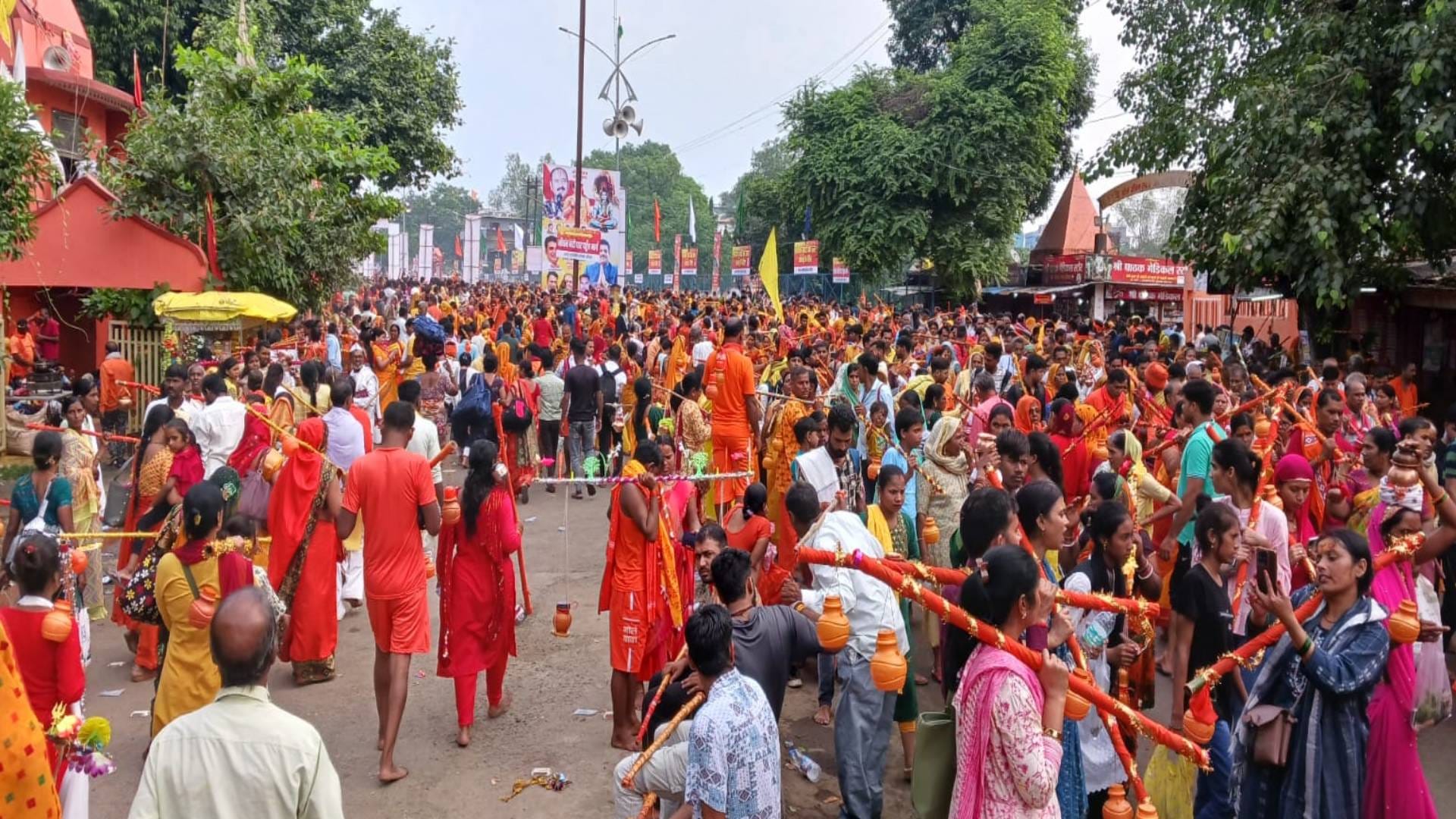 Flood of Shiva devotees in Sehore pictures of five lakh devotees in 11 KM long Kanwar Yatra