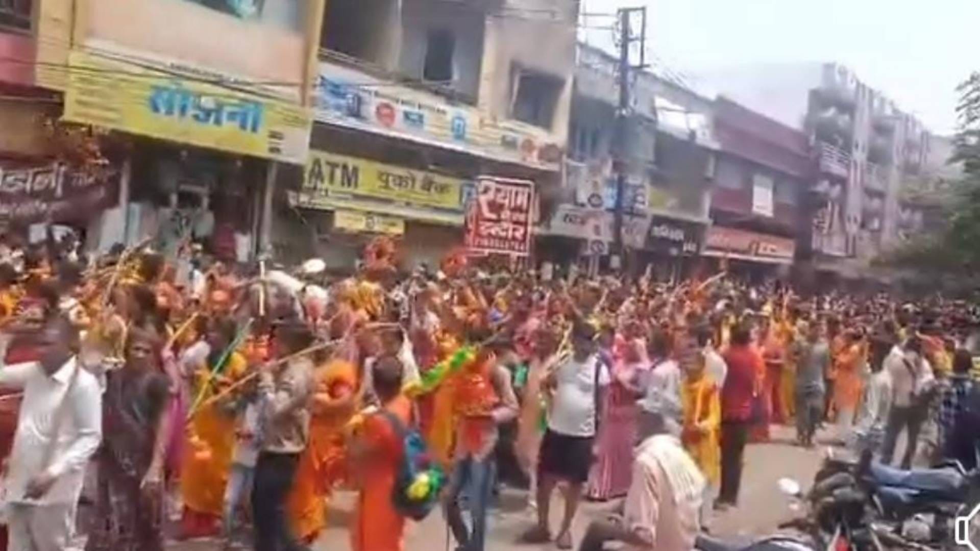 Flood of Shiva devotees in Sehore pictures of five lakh devotees in 11 KM long Kanwar Yatra