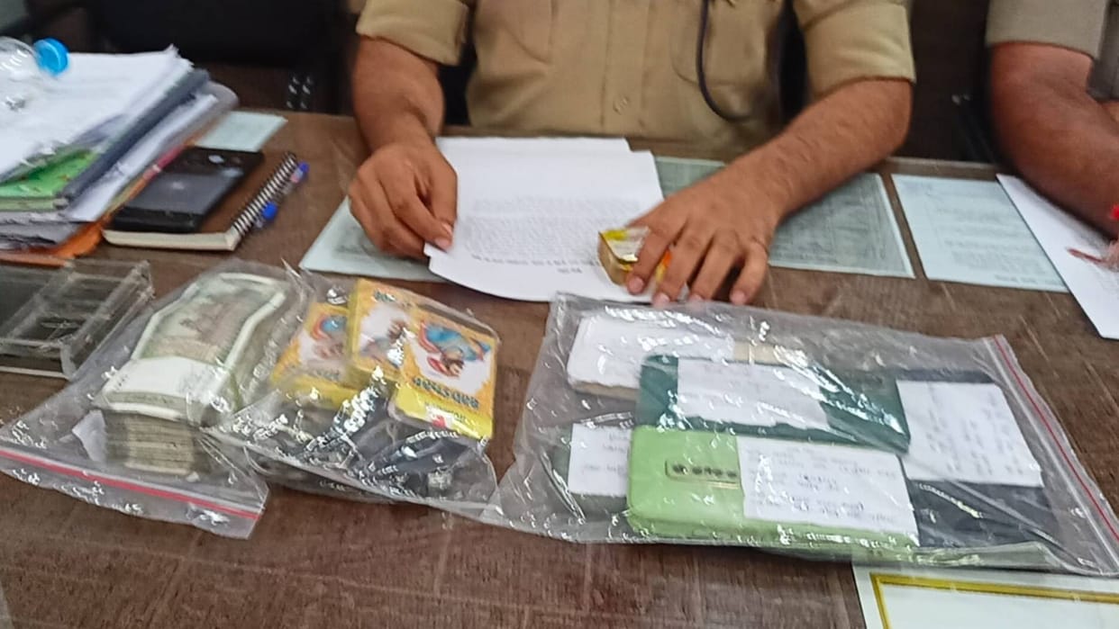 Tikamgarh News Five people arrested while gambling cash and other items seized from gamblers