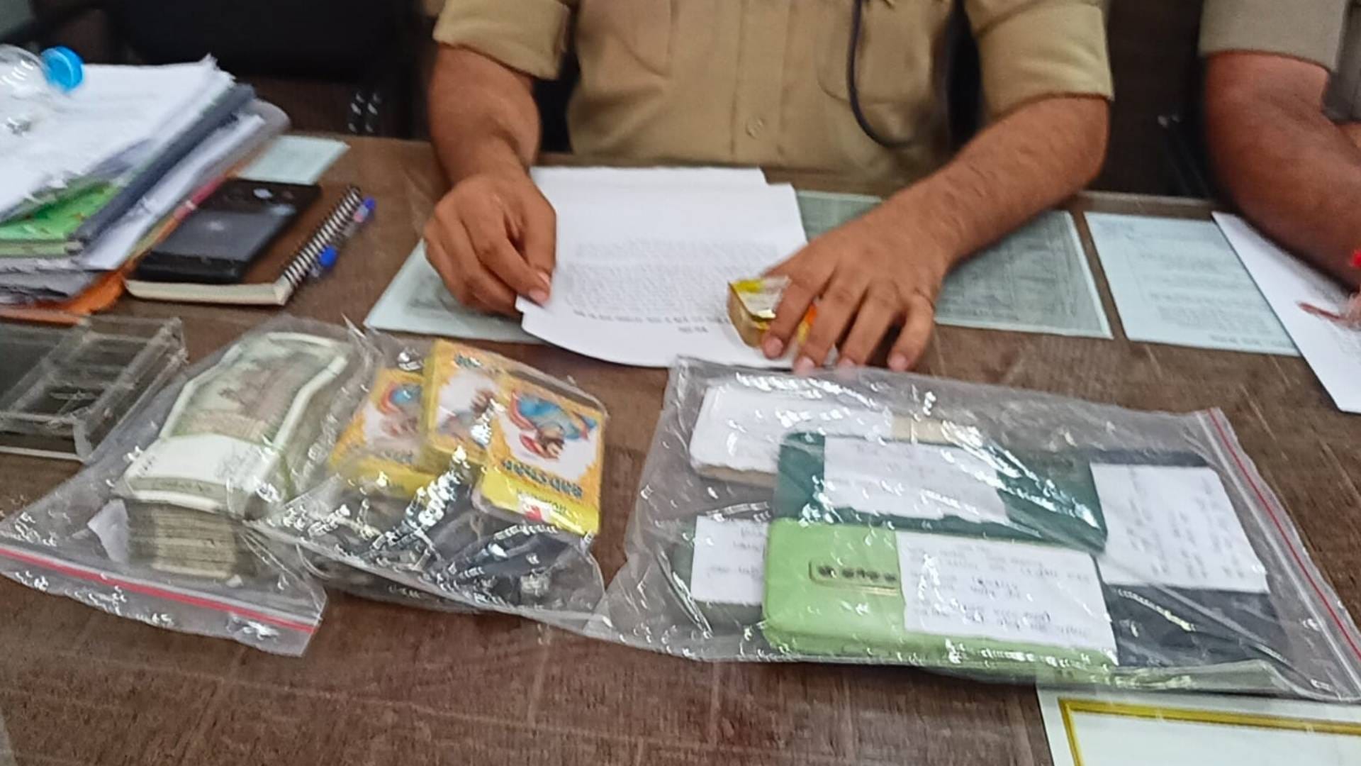 जुआरियों के पास से जब्त नकदी और सामान