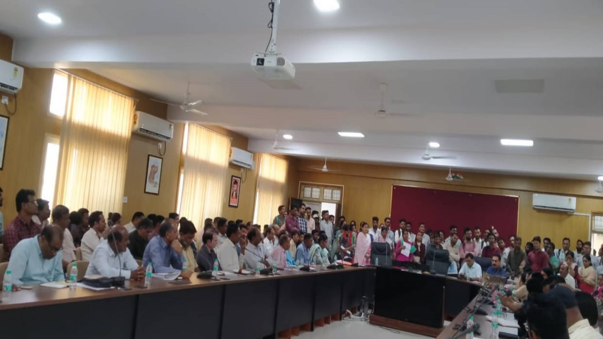 Sagar Collector reviewed Revenue Maha Abhiyan four Patwaris suspended show cause notice given to three SDMs