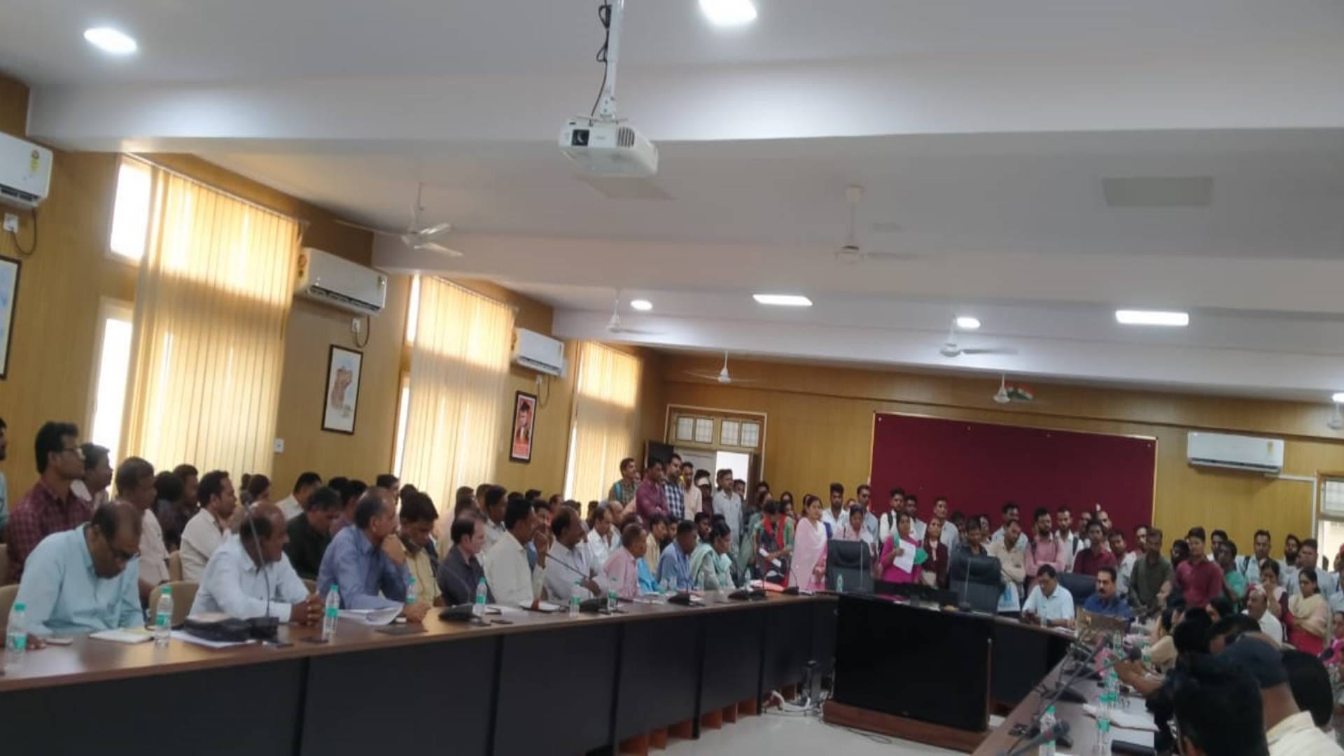 कलेक्टर बैठक लेते हुए