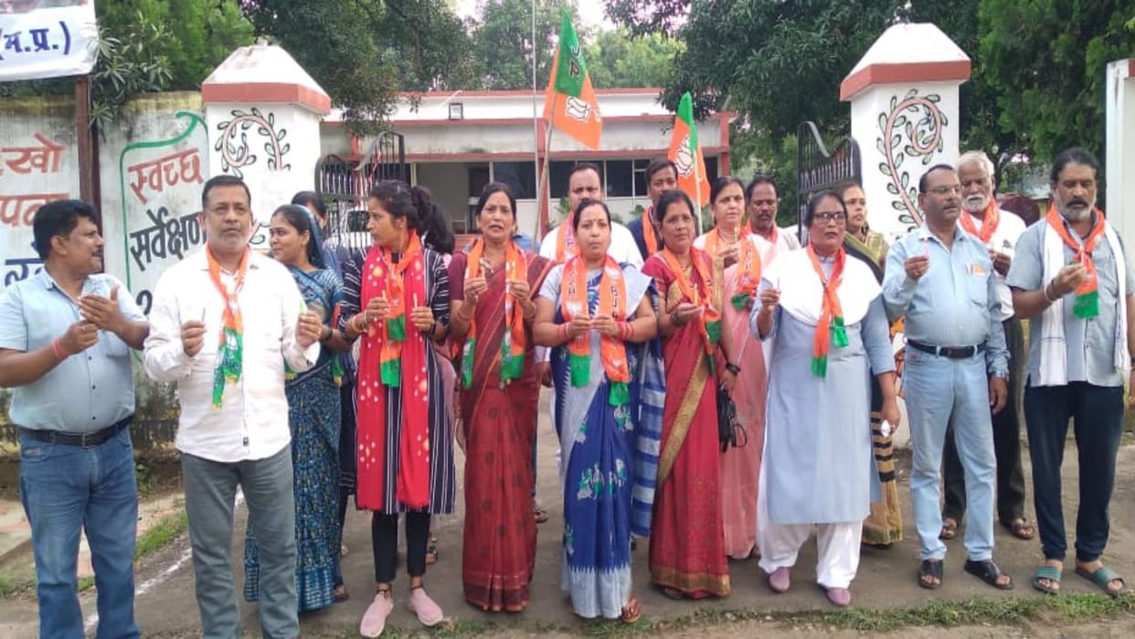 Umaria News Mahila Morcha workers took out a candle march against Mamta government registered protest