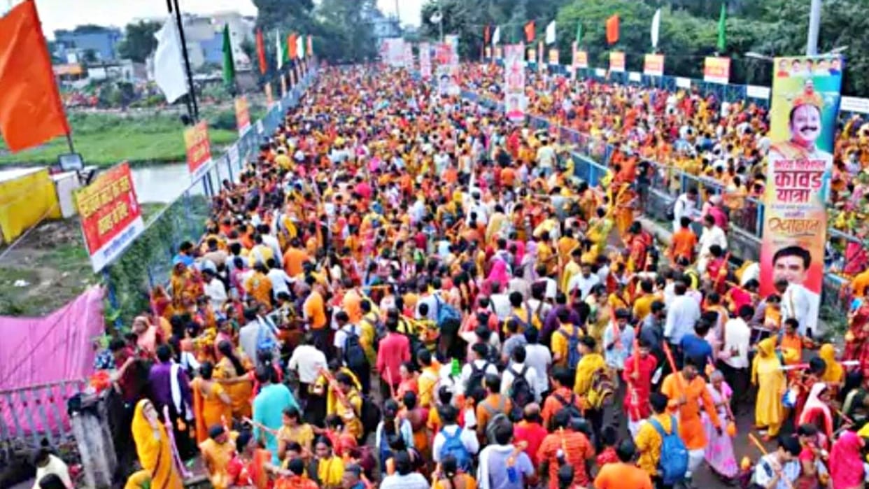 Flood of Shiva devotees in Sehore pictures of five lakh devotees in 11 KM long Kanwar Yatra