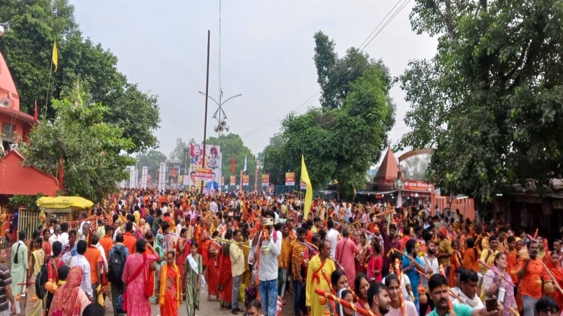 Flood of Shiva devotees in Sehore pictures of five lakh devotees in 11 KM long Kanwar Yatra