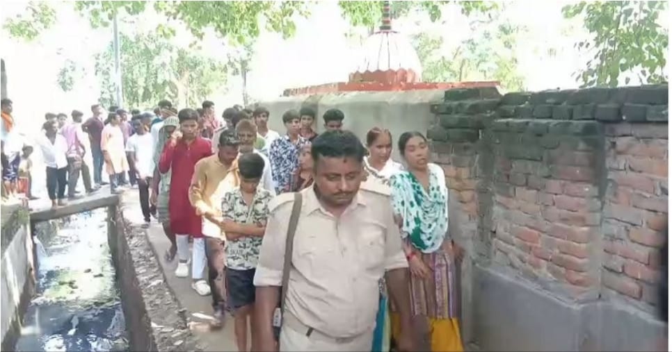 uproar among the family members after the body of a youth was found on the river bank in Nawada