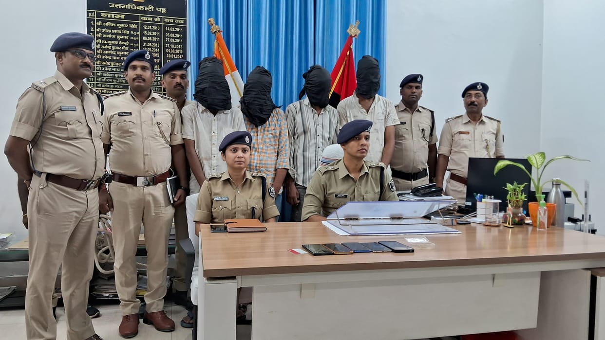 a gang that used to trap people by posing as fake officers was busted In Muzaffarpur