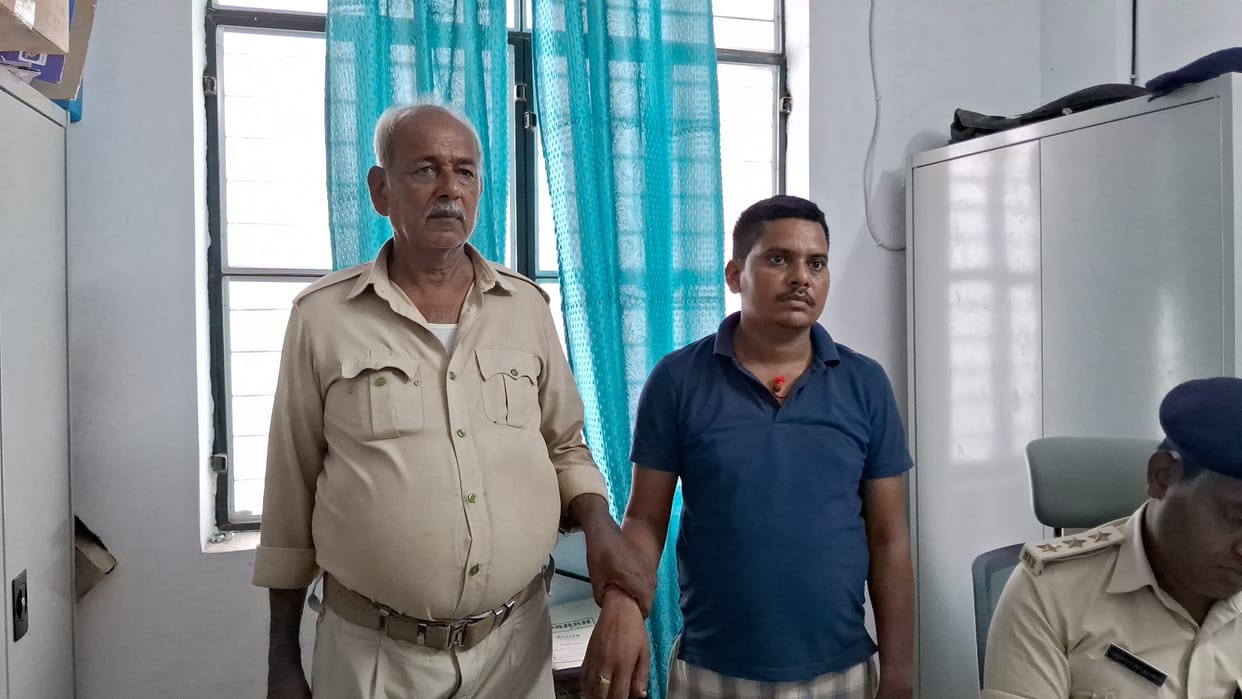 Police caught a smuggler running away with liquor worth lakhs in Muzaffarpur