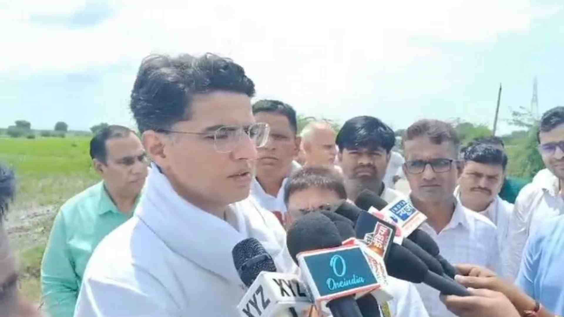पत्रकरों से वार्ता करते सचिन पायलट।