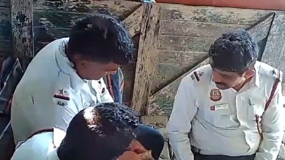 Three traffic policemen suspended after video of bribe taking goes viral in Delhi