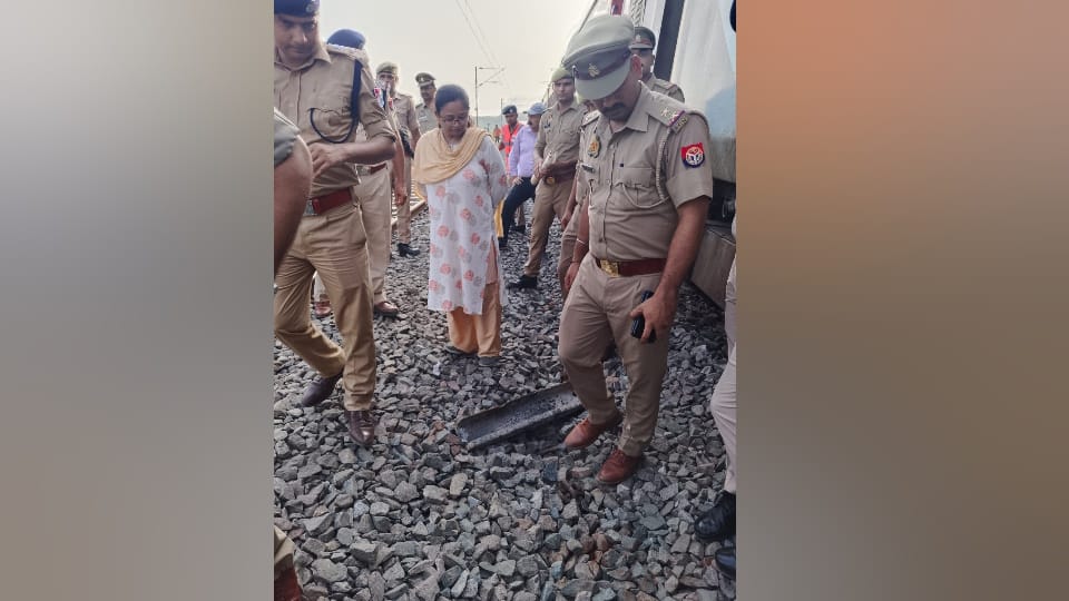 Sabarmati Express derailed after hitting a boulder in kanpur see photos
