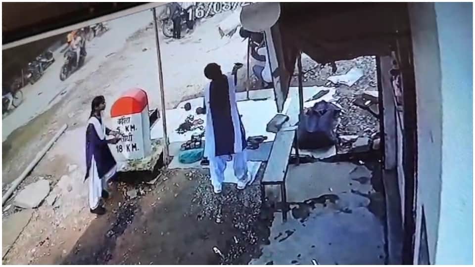 खुद के गले पर वार करती छात्रा।