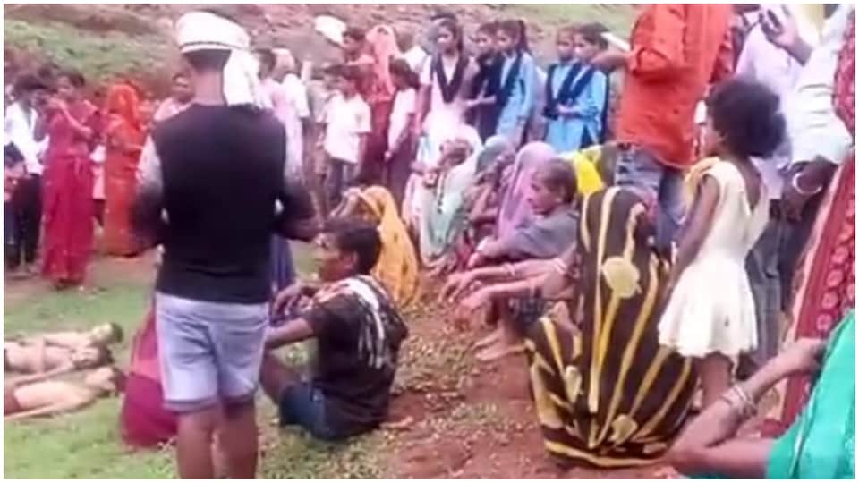 ताबाल किनारे रखे शव और बैठे ग्रामीण।