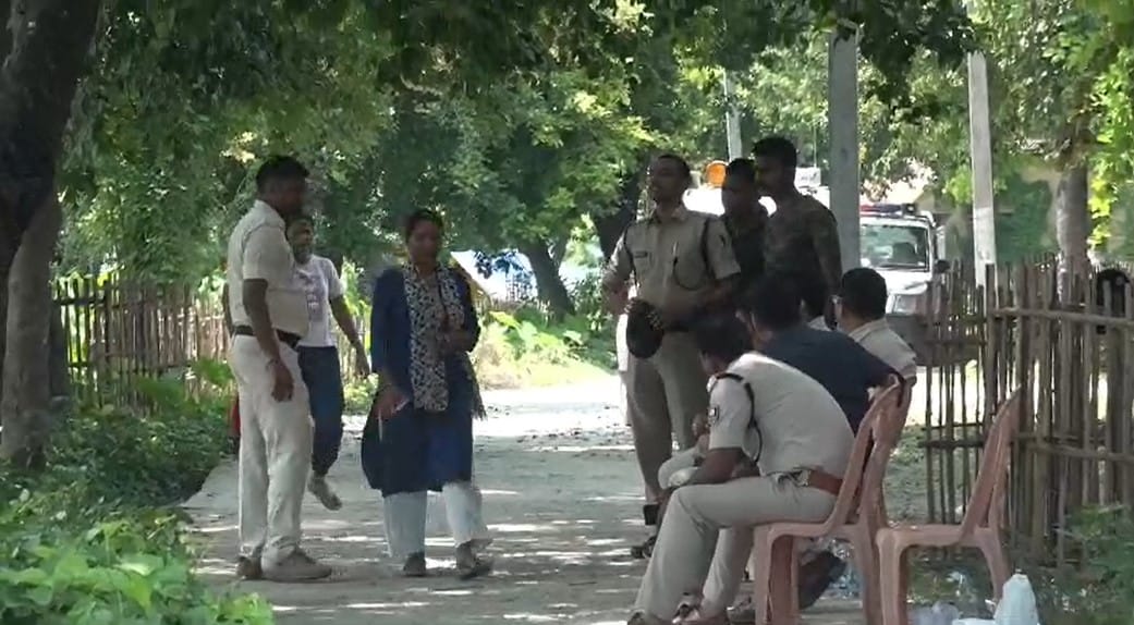 Bihar: The crazy policeman pointed a pistol at the station in-charge