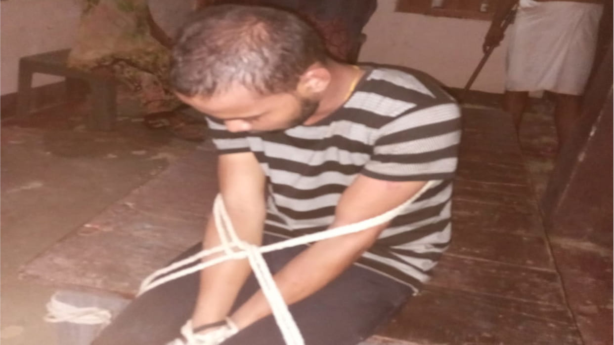 In Deoria, the lover who entered the family's house was caught, tied and beaten.video viral