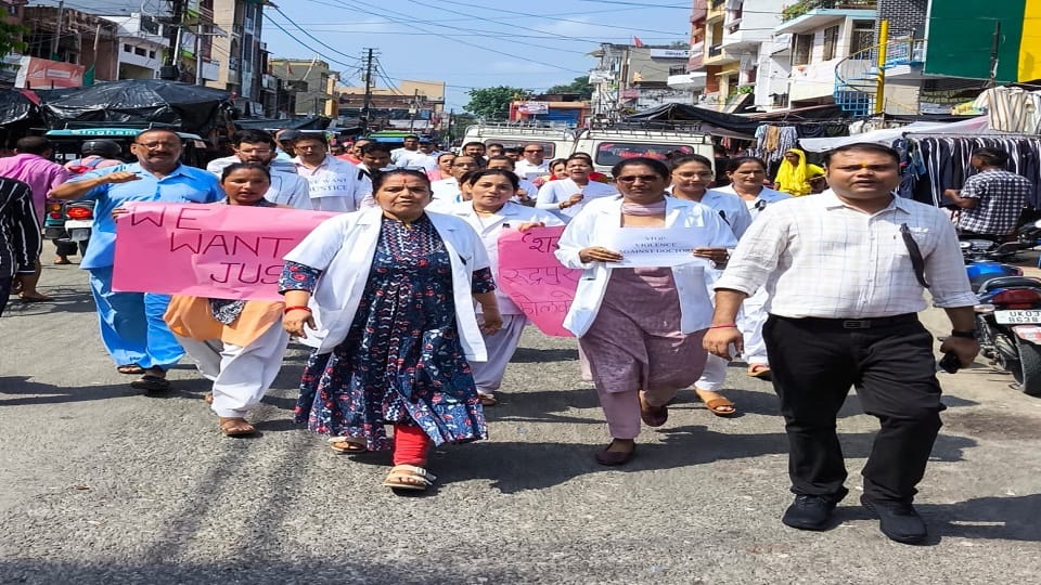 Uttarakhand Doctors protest against the misdeed and murder of a female doctor in Kolkata