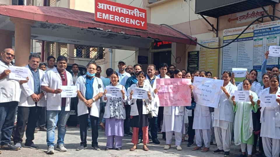Kolkata Doctor Case Doctor 24 hours boycott work in Uttarakhand For justice to victims Photos