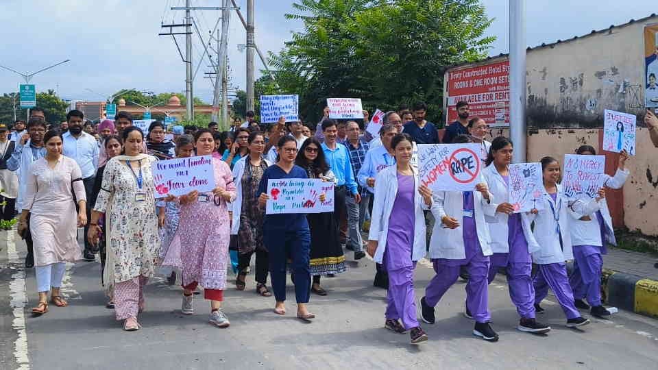 Kolkata Doctor Case Doctor 24 hours boycott work in Uttarakhand For justice to victims Photos