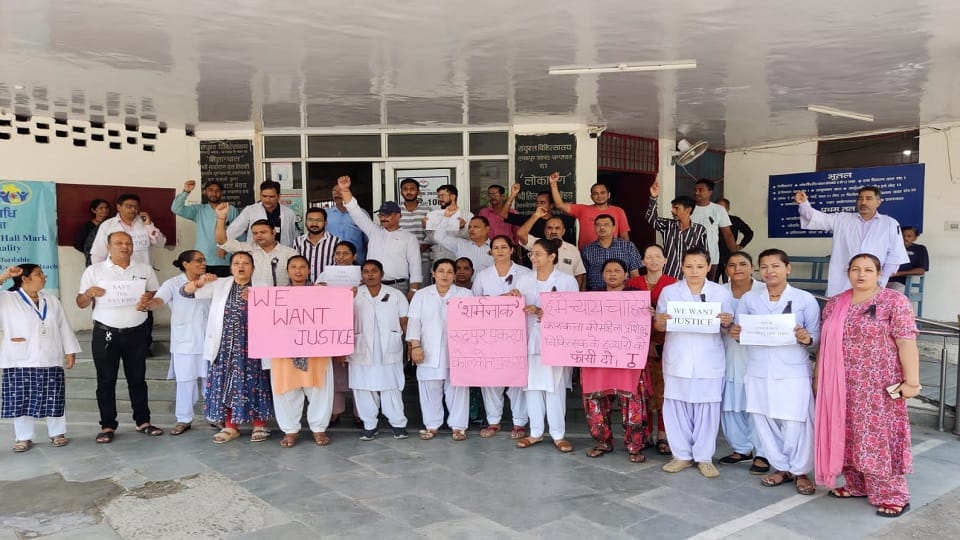 Uttarakhand Doctors protest against the misdeed and murder of a female doctor in Kolkata