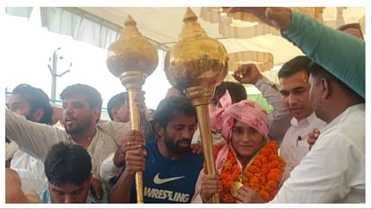 Vinesh Phogat: लोगों का प्यार देख विनेश बोलीं- गोल्ड नहीं दिया तो क्या हुआ, अपनों ने मुझे गोल्ड से ऊपर नवाजा Vinesh Phogat: Seeing the love of people, Vinesh said - my own people honored me more than gold