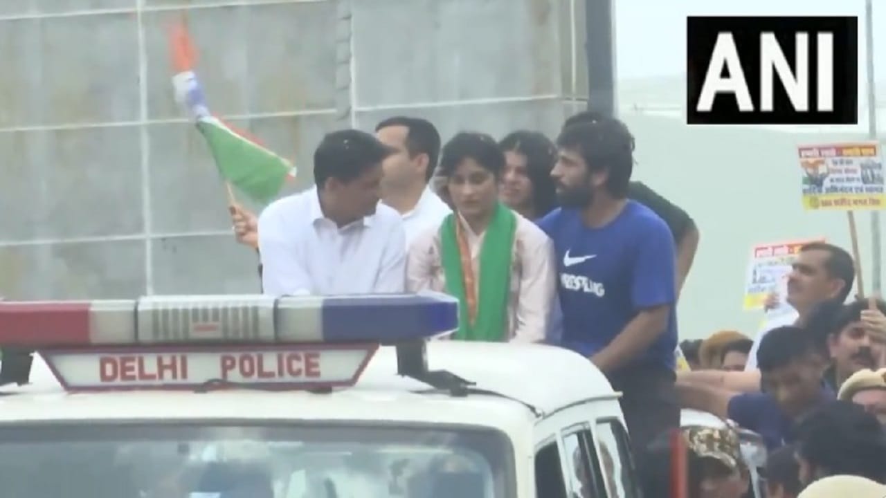 Stepping from sports to politics, Wrestler Bajrang Punia joins Congress, will raise youth issues with Congress