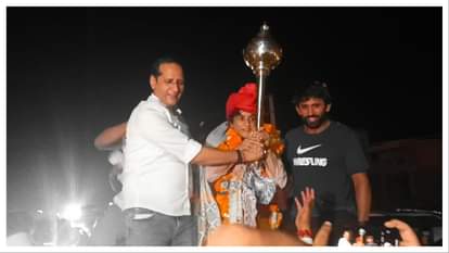 विनेश का स्वागत करते हुए।