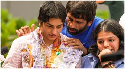 Vinesh Phogat Returns India warm welcome at New Delhi Airport with drums news in Hindi