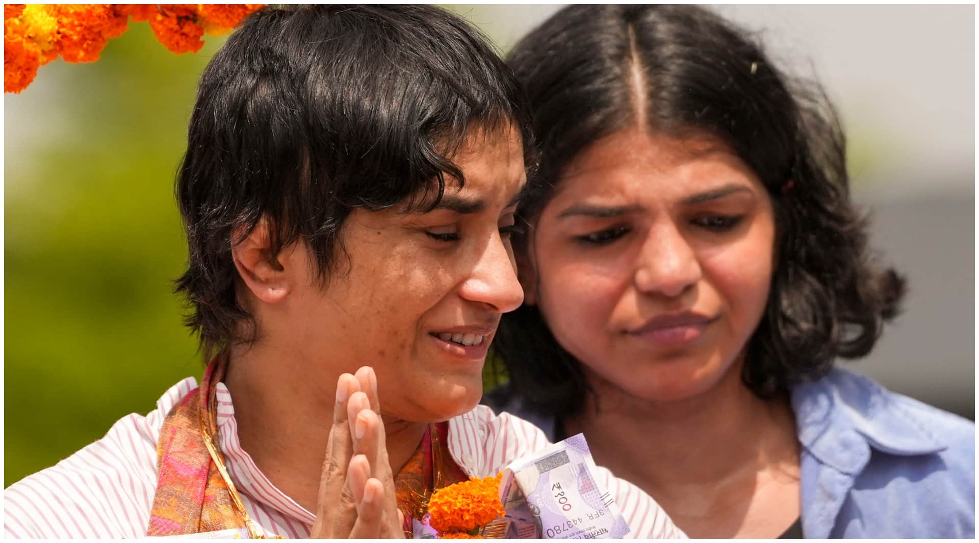 Vinesh Phogat Returns India warm welcome at New Delhi Airport with drums news in Hindi