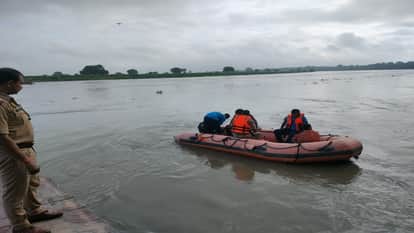 Troubled by the exploitation of a young man, the teenager jumped into the Yamuna in front of her father.