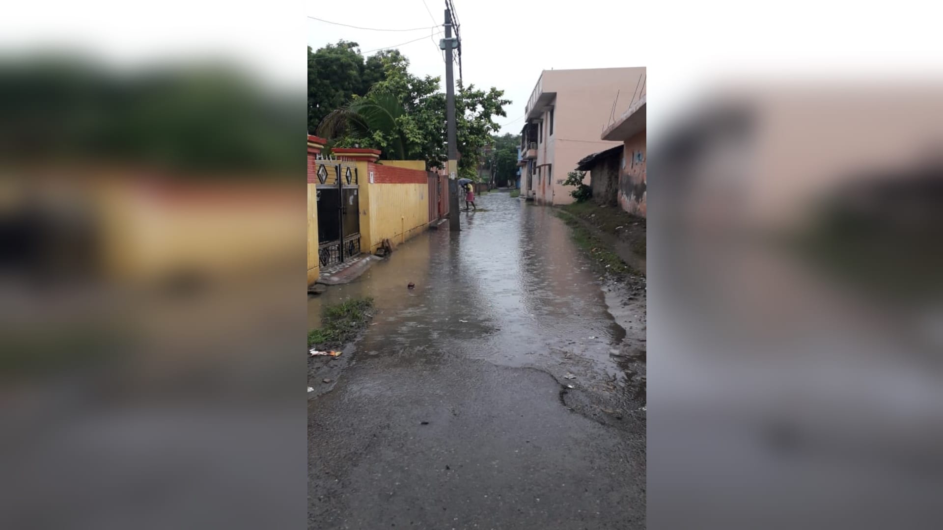 Due to torrential rain for several hours, roads and streets turned into lakes, water entered houses.