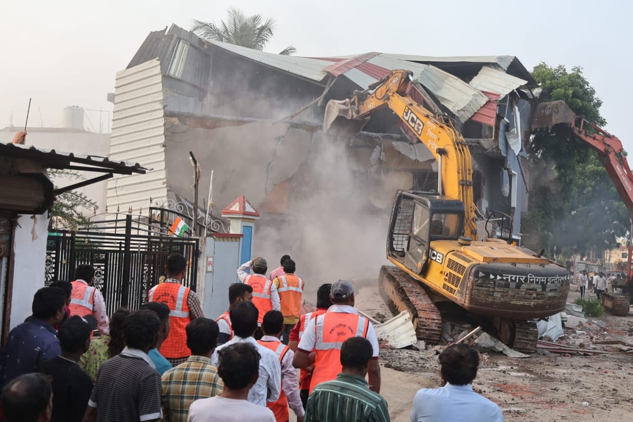 Indore: The house of the person who fired on the officers was razed to the ground, the staff arrived at six in
