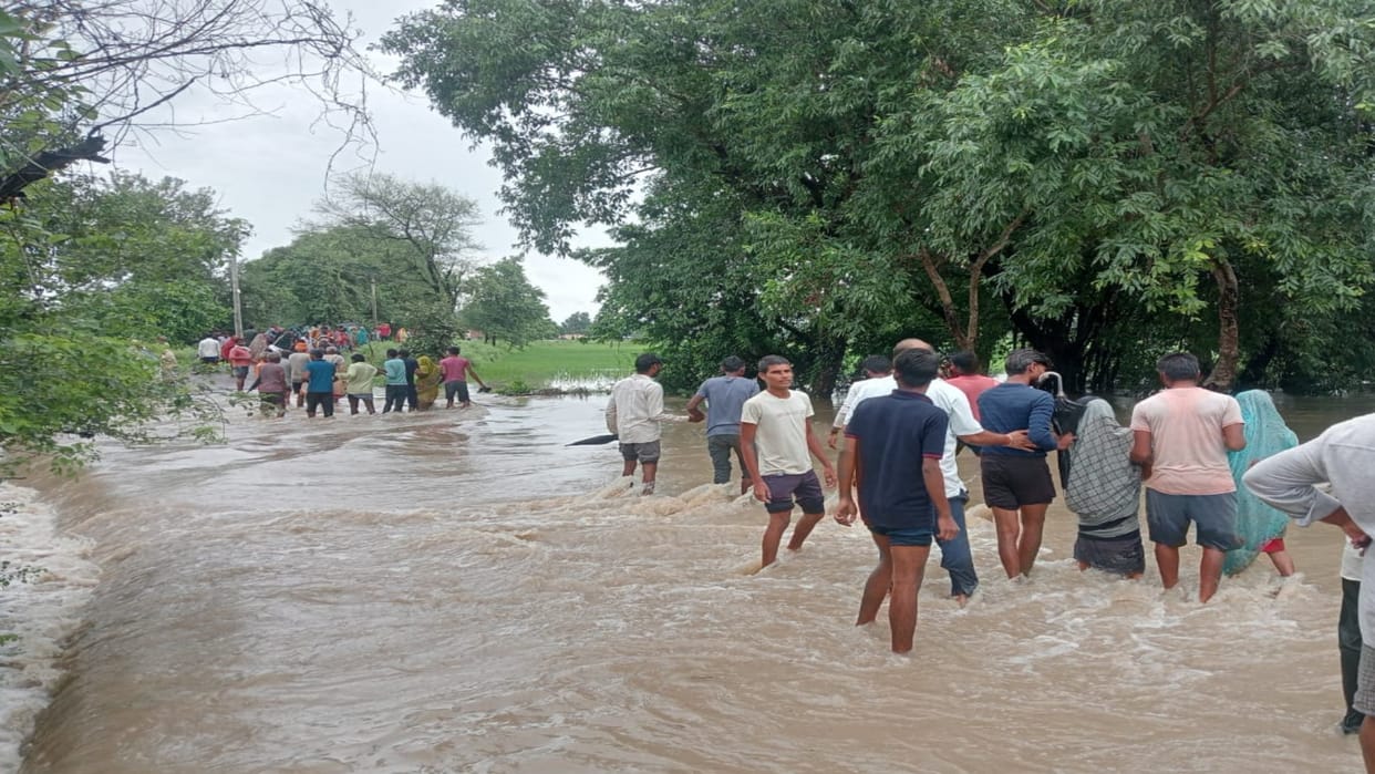 Due to torrential rain for several hours, roads and streets turned into lakes, water entered houses.