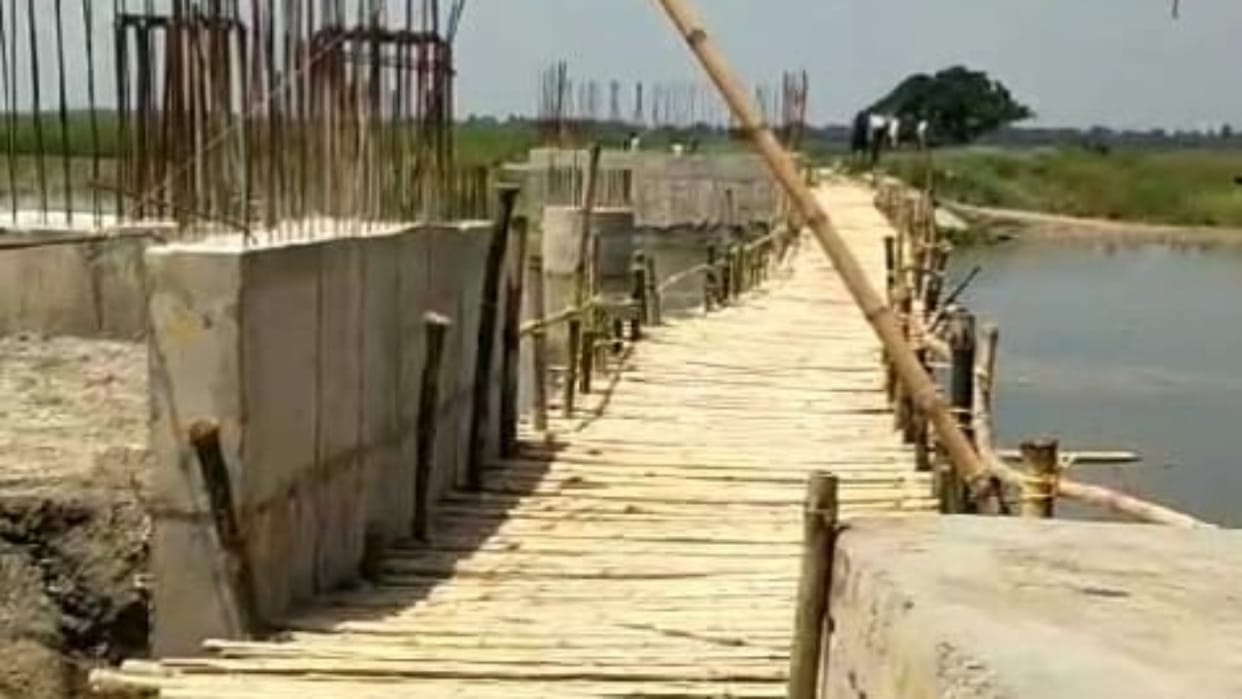 Bihar Flood: Villagers built a 250 feet long Chachari bridge on Shanti river in Samastipur