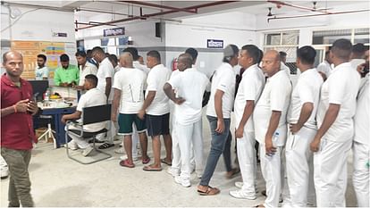 Bihar News : विशेष सशस्त्र पुलिस कैंप में खाना खाते ही 200 प्रशिक्षु बीमार; अस्पताल में लाइन, वजह अस्पष्ट Bihar News : Two hundred jawans at BMP training camp food poisoning case supaul bihar police investigation