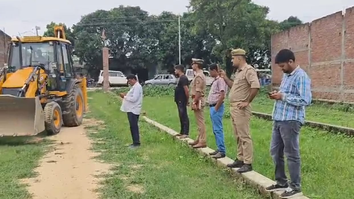 Administration bulldozer runs on illegal colonies in Pilibhit
