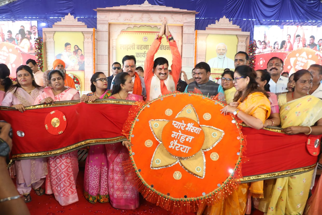MP News: CM Mohan Yadav tied Rakhi to sisters in Ujjain swung the swing and also showered flowers