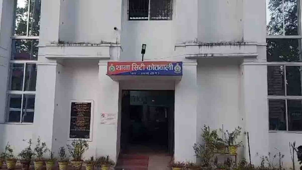 Delivery boy robbed at knife point three accused committed crime police engaged in investigation in Raigarh