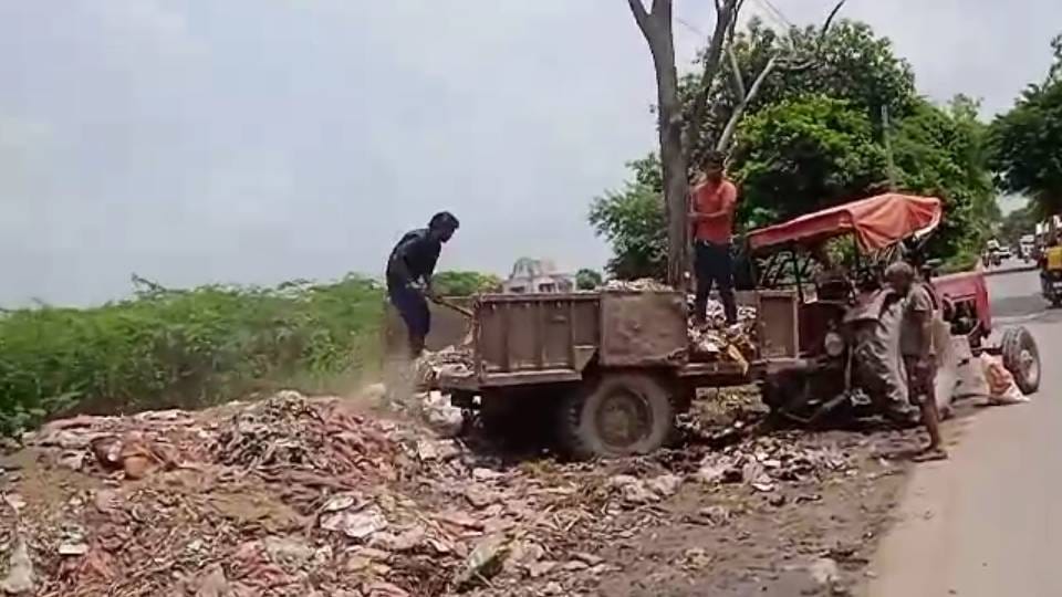 authorities throwing garbage in open In Etah passersby troubled by smell and dirt